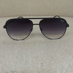 Quay x Desi high key mini in black